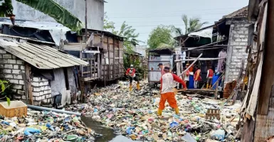 Parah Banget, Sampah di Sungai Kalianak Surabaya Bikin Syok