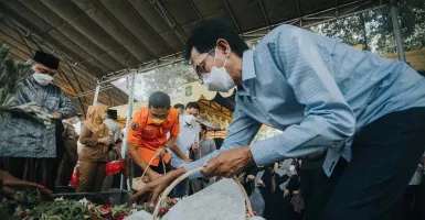 Antar Jenazah Mertua Eri, Ketua DPRD Surabaya: Kami Semua Berduka