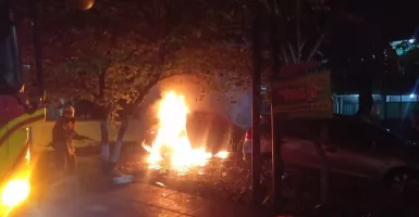 Mobil Mercy Terbakar di Jalan Hayam Wuruk Surabaya