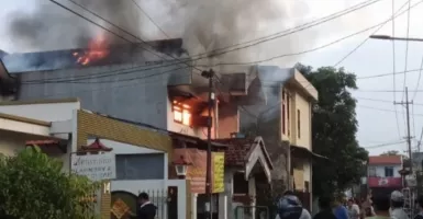 Rumah di Wonocolo Surabaya Terbakar, Pemilik Teriak Minta Tolong