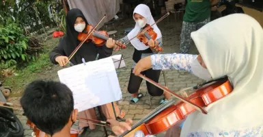 Pelajar Jombang Ngabuburit di Sanggar Komunitas Keroncong Anak