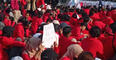 BBM Hingga Ayang Aku Demo Dulu Ya di Demo Mahasiswa Surabaya