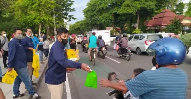 Hilangkan Kantong Plastik, Bagi Takjil di Surabaya ini Berbeda