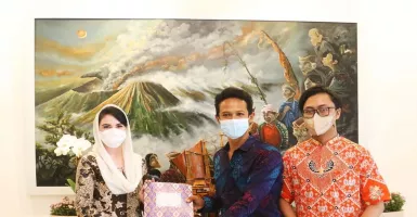 Ketua Dekranasda Jatim Bagi Rezeki ke Seniman Ludruk di Surabaya