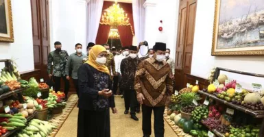 Khofifah Kupaskan Nanas Terbaik di Jatim untuk Prabowo