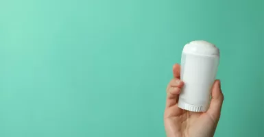 4 Cara Ampuh Pakai Deodoran, Wangi Tahan Lama