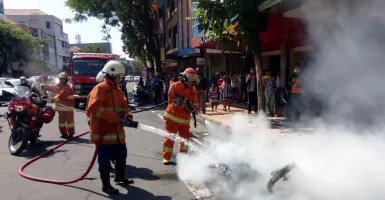 Hangus Terbakar, Motor di Jalan Gemblongan Surabaya Sisa Rangka