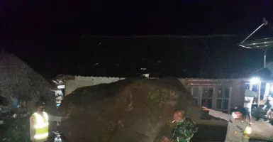 Hujan Deras, Bongkahan Batu Besar Menimpa Rumah Warga Situbondo