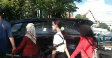 Viral Mobil Pelat Merah Terobos CFD di Surabaya