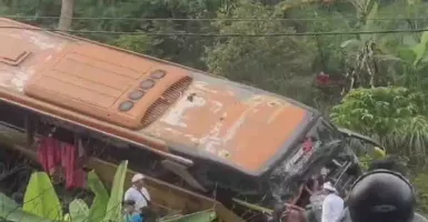 Bus Wisata SMP Lab School Unesa 2 Surabaya Kecelakaan di Bali