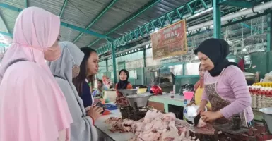 Sebagian Warga Situbondo Pilih Konsumsi Ayam, Khawatir Wabah PMK