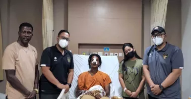 Operasi Ronaldo Kwateh Berjalan Lancar, Ketum PSSI Titip Pesan