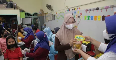 Ikut Vaksin, Warga Tanah Kali Kedinding Surabaya Dapat Minyak