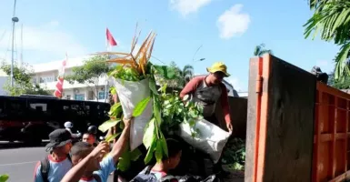 Kerja Bakti di Sungai Kalimas Hasilkan Puluhan Ton Sampah