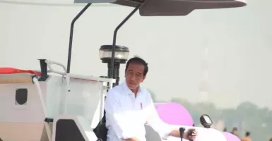 Jokowi Bagi Alsintan di Gresik, Bantu Petani Tingkatkan Produksi