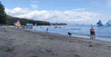 Pantai Pasir Putih Situbondo, Wisata Murah Meriah yang Asyik Dikunjungi