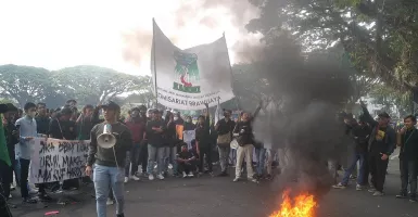 Demo Mahasiswa di Malang Sebut Pemerintah Plin-plan