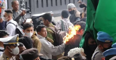 Ngeri! Demonstran di Malang Tersambar Api saat Aksi Penolakan Kenaikan BBM