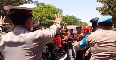 Demo Buruh di Surabaya Sempat Diwarnai Ketegangan dengan Polisi