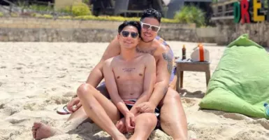 Pose Dekap Pria di Pantai, Foto Ivan Gunawan jadi Sorotan