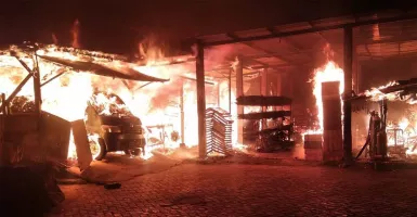 Gudang Mebel di Surabaya Ludes Terbakar, Penyebabnya Tak Terduga