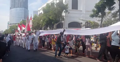 Momen Haru Drama Perobekan Bendera di CFD Surabaya, Bikin Air Mata Meleleh