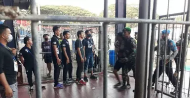 Menyusup, Puluhan Orang Diduga Aremania Diamankan saat Laga Persik vs Arema FC