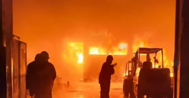 Kronologi Kebakaran Pabrik Karet di Surabaya, 18 Mobil Pemadam Dikerahkan