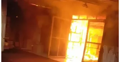 Kebakaran di Surabaya Hanguskan Gudang Roti