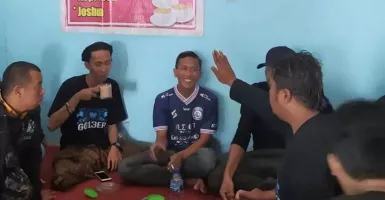 Terenyuh Kisah Rusdi, Pemain Arema FC Jadikan Anak Angkat