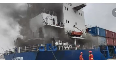 Kebakaran Kapal Barang di Surabaya, 1 Petugas Pemadam Luka