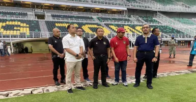 Tiba di Stadion GBT, Menpora Ingatkan Pemkot Surabaya Soal Rumput