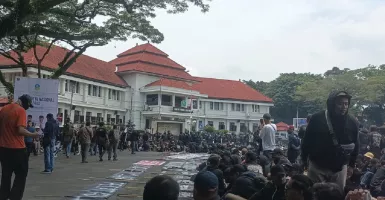 Aremania Lakukan Aksi Diam di Depan Balai Kota Malang, ini Tuntutannya