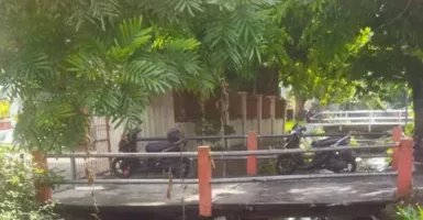 Jembatan SD di Semolowaru, Surabaya Kondisinya Mengkhawatirkan