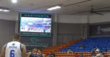 Elang Pacific Caesar Keok Lawan MBC Basketball Club di Filbasket 2022