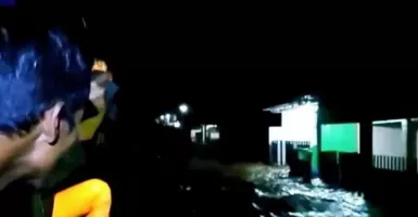 Desa Kalibaru Banyuwangi Banjir, Truk dan Mobil Terseret Arus Air
