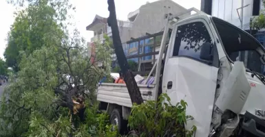 Hindari Pejalan Kaki, Sebuah Pikap Tabrak di Surabaya Tabrak Pohon