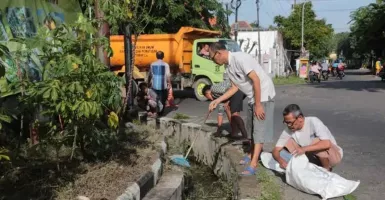 Kerja Bakti Massal Surabaya, Warga Kaget Sampah Langsung Diangkut DLH