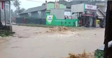 Hujan Deras, Sungai Wancir Trenggalek Meluap, Rendam Ratusan Rumah Warga