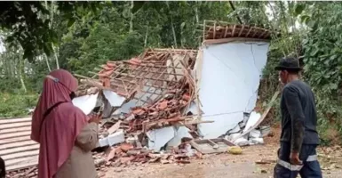 Tanah Gerak Kabupaten Blitar, Robohkan 2 Bangunan