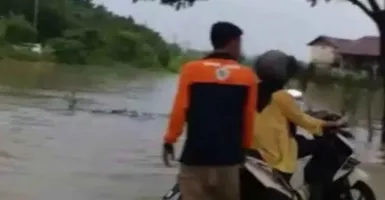 Banjir Putus Akses Jalan Nasional Madura, BPBD Terjunkan Personel