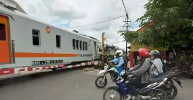 Kronologi KA Kertanegara Mogok di Tengah Perlintasan, Jalan Tulungagung Macet