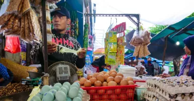 Harga Telur Ayam di Sidoarjo Naik, Pedagang Gigit Jari Pembeli Turun