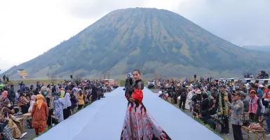 11 Desainer Ambil Bagian Fashion Show di Lautan Pasir Gunung Bromo