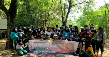 Cegah Kerusakan Lingkungan, Puluhan Mahasiswa FEB UPN Jatim Tanam Mangrove