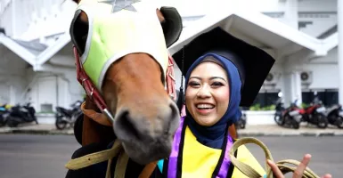 Unik, Mahasiswa UMM Hadiri Wisuda Menggunakan Kuda