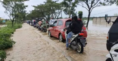 Jalan Nasional Sampang-Bangkalan Terendam Banjir, Lalu Lintas Macet Total