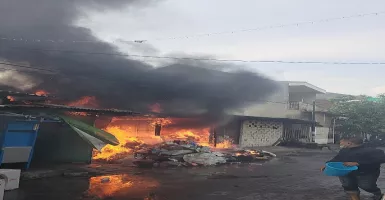 Mengisi Daya Ponsel Ditinggal Cari Sampah, Gudang rongsokan di Surabaya Terbakar