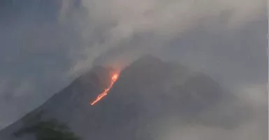 Gunung Semeru Erupsi, Keluarkan Lava Pijar Sejauh 500 Meter