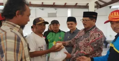 Tak Bisa Melaut, Puluhan Nelayan dapat Bantuan Pemkab Bangkalan